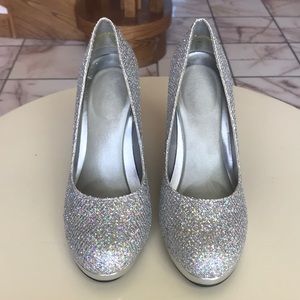NEVER WORN Touch Up Silver Sequin Pumps